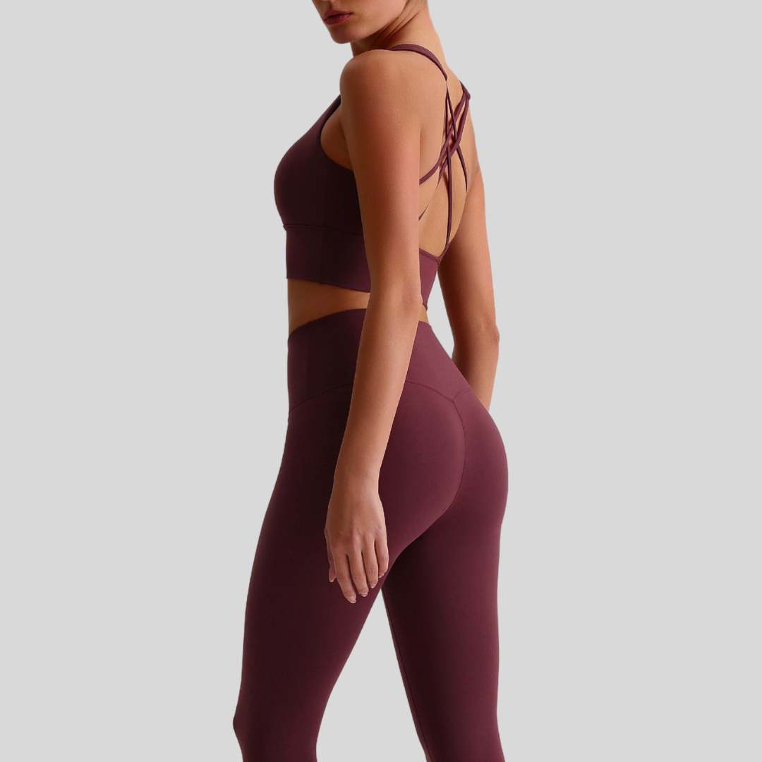 Side profile of model in KAOS The Label Isla Set red-brown, emphasizing fit and silhouette